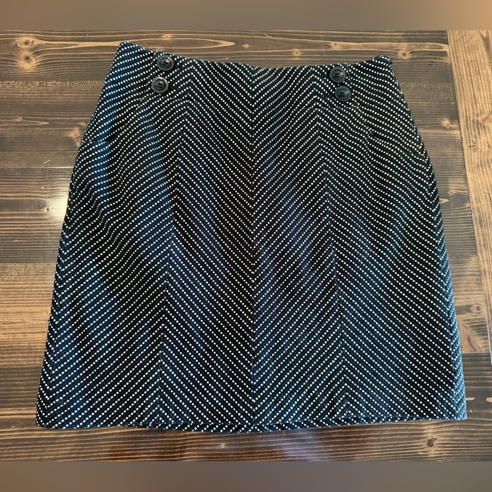 Ann Taylor Black and White Chevron Dot Twill Skirt Size 4P‎ EUC